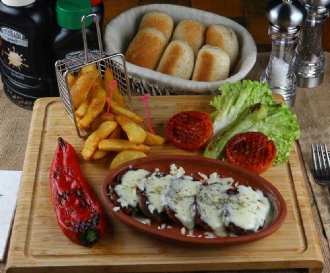 Kiremitte Kaşarlı Köfte Tabağı