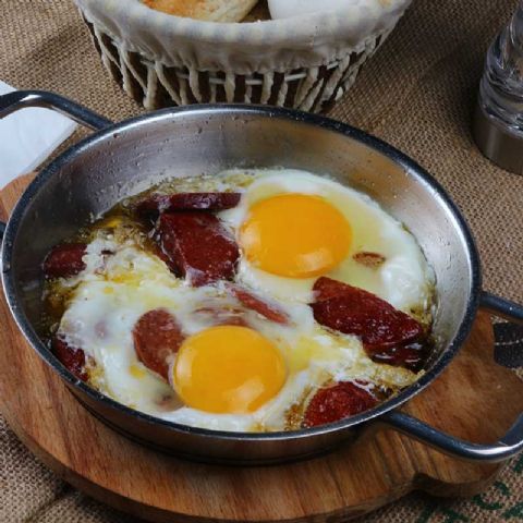 Sahanda Sucuklu Yumurta